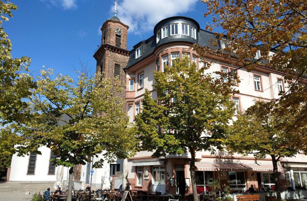 The Kirchplatz in Frankfurt-Bockenheim in the summer, with Café Plazz