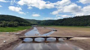 "Edersee Atlantis": A bridge reappearing at low water levels in the reservoir